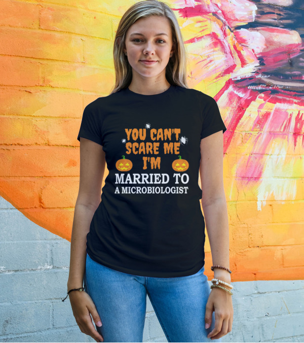 You Can't Scare Me I'm Married To A Microbiologist Halloween Pumpkins And Spiders T-Shirt