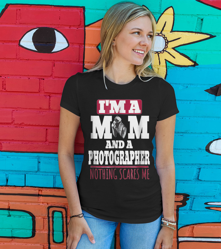 I'm A Mom And A Photographer Nothing Scares Me T-Shirt