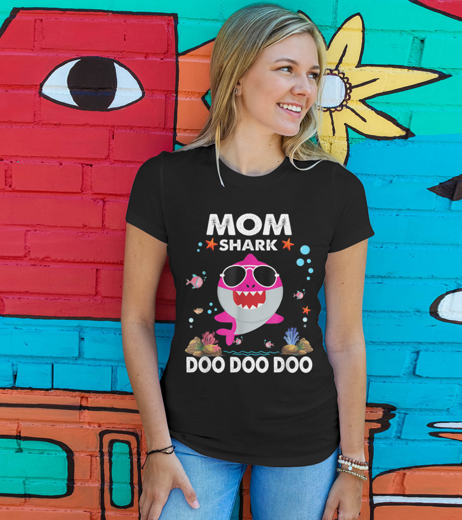 MOM SHARK DOO DOO DOO With Sunglasses And Starfish T-Shirt