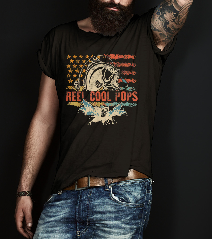 Reel Cool Pops Funny Fishing Father's Day American Flag Bass Fish Vintage Retro T-Shirt
