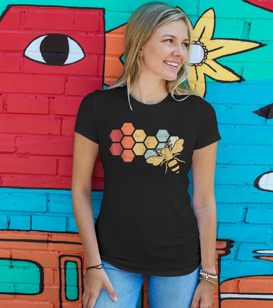Retro Vintage Honeycomb And Bee Design Beekeeper Beekeeping Honey T-Shirt