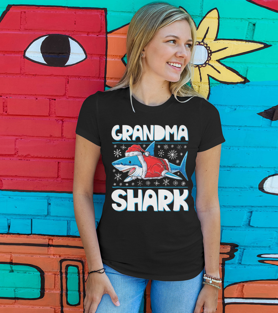 Grandma Shark Santa Christmas Matching Family Snowflakes T-Shirt