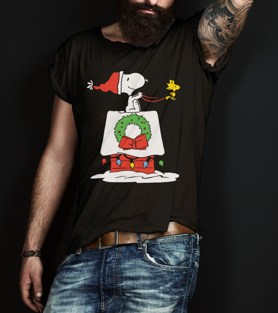 Peanuts Snoopy Santa Woodstock Christmas Wreath Doghouse Lights T-Shirt