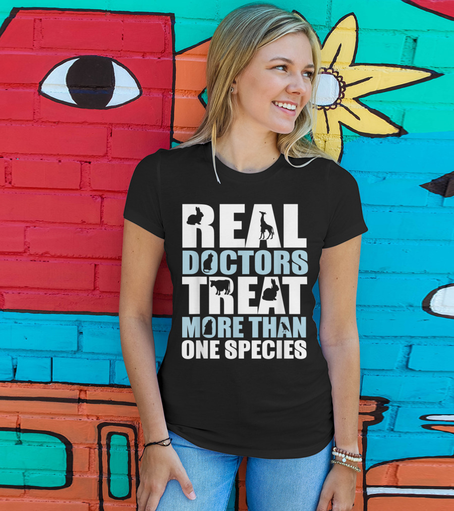 Real Doctors Treat More Than One Species Giraffe Cat Cow T-Shirt