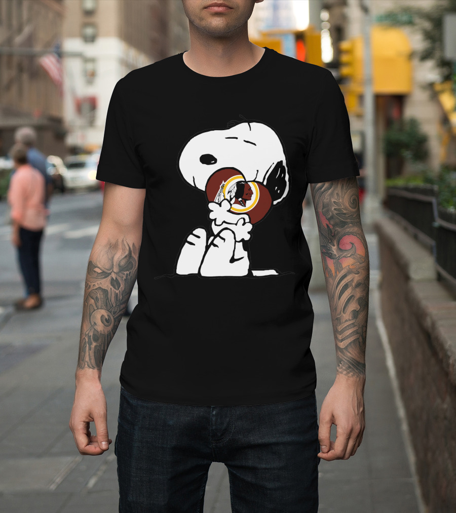 Snoopy Hugging Washington Redskins Football T-Shirt
