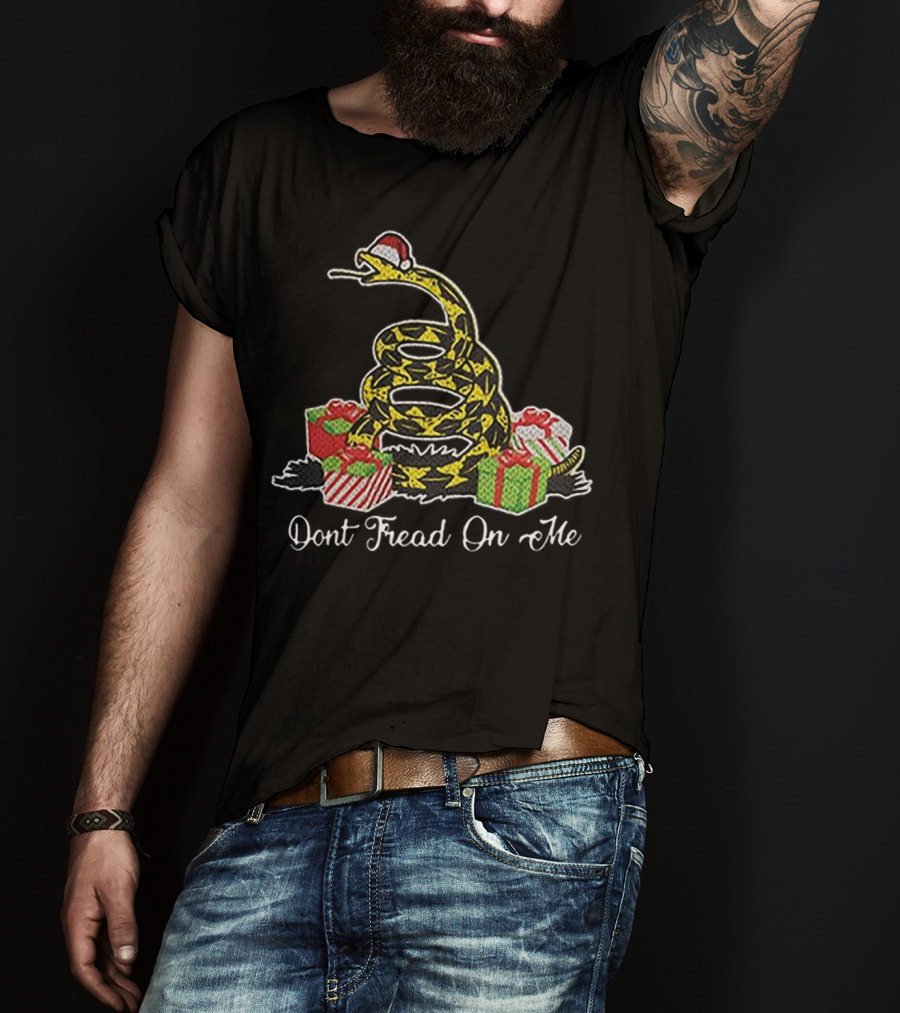 Dont Fread On Me Santa Hat Snake With Christmas Gifts T-Shirt