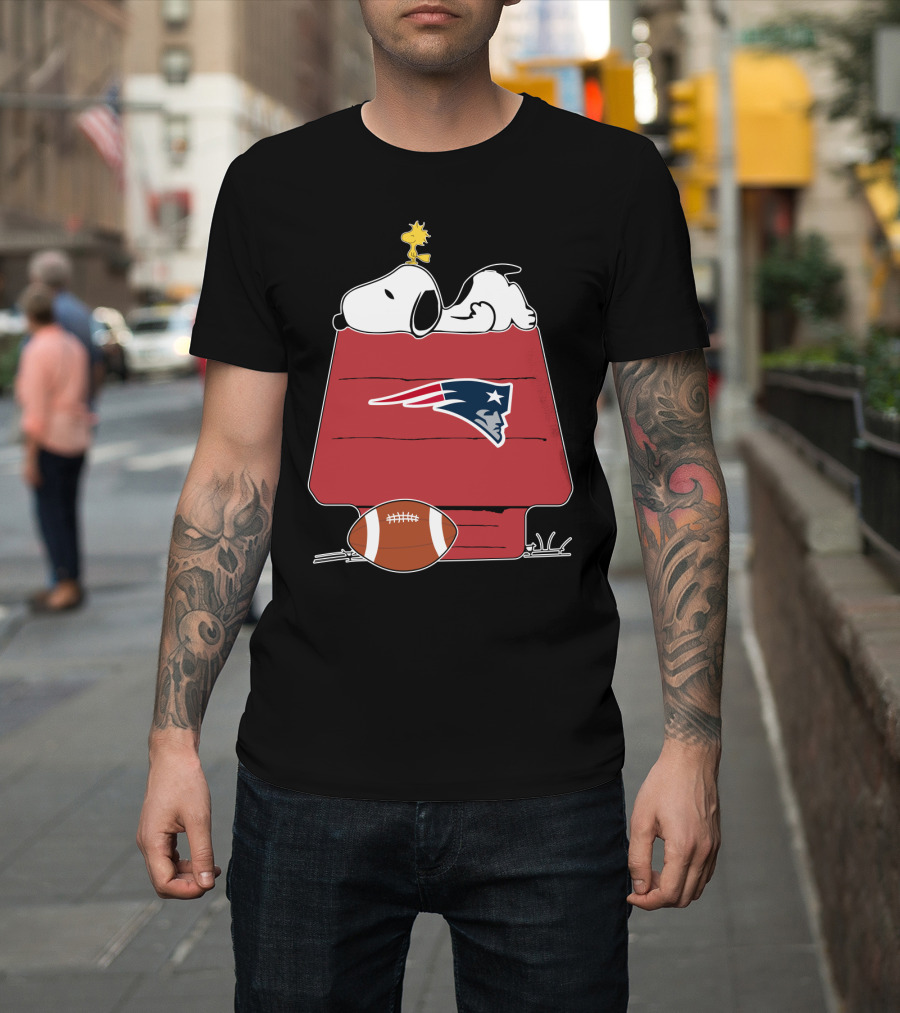 Snoopy And Woodstock Relaxing On Doghouse With New England Patriots Football Theme T-Shirt