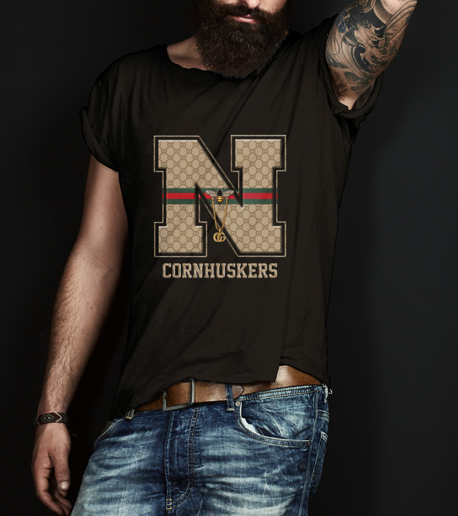 Guci Nebraska Cornhuskers NCAA N Logo With Bee And Necklace T-Shirt