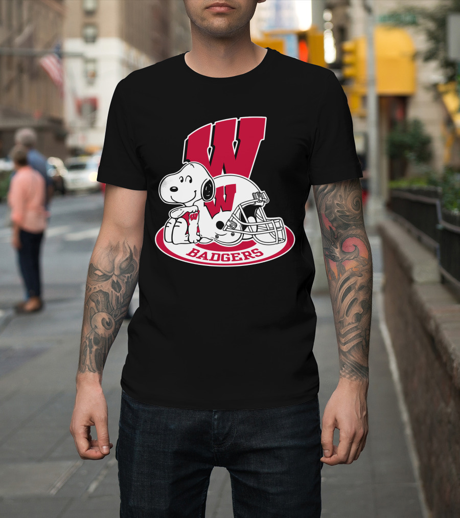 Wisconsin Badgers Snoopy Football Helmet T-Shirt