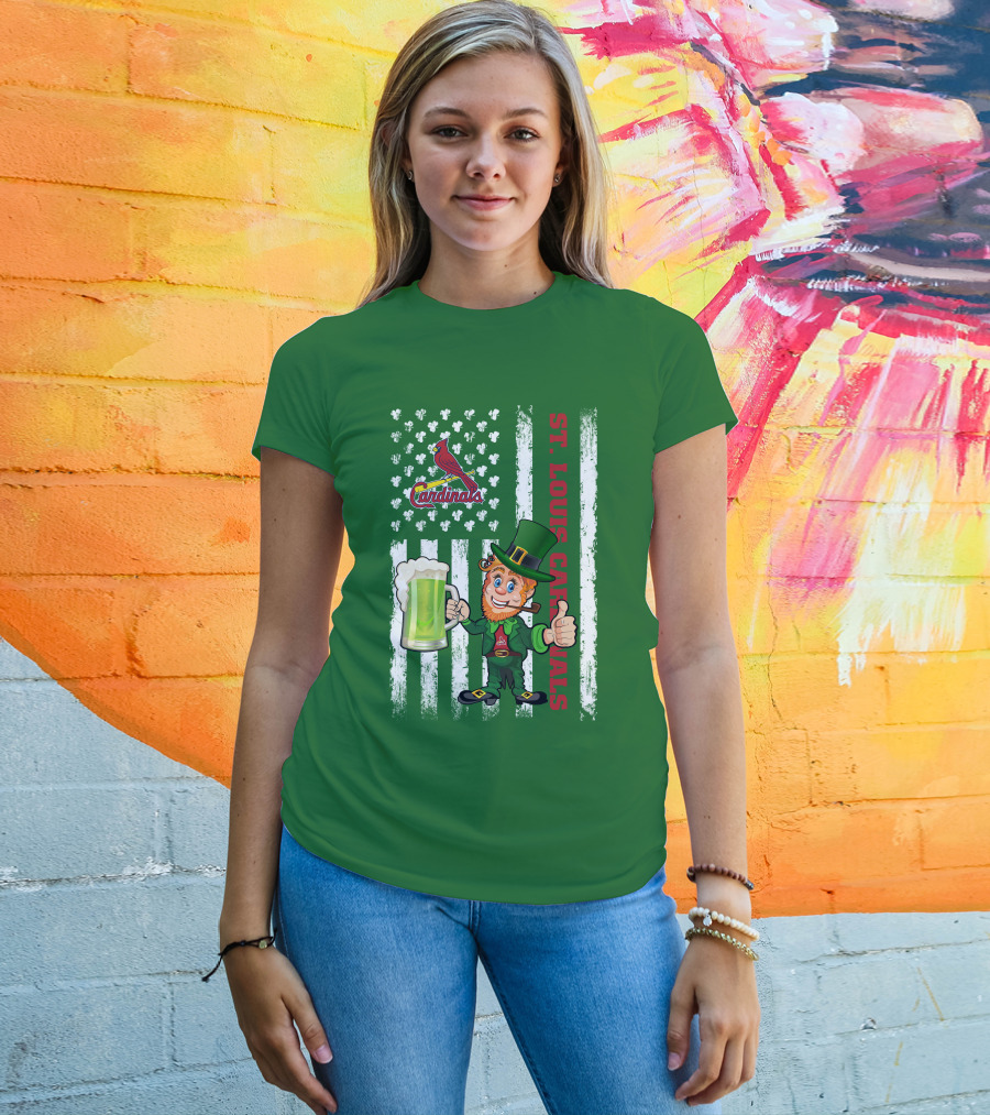 St. Louis Cardinals St Patrick's Day Leprechaun Beer Cheers With Shamrock Flag T-Shirt