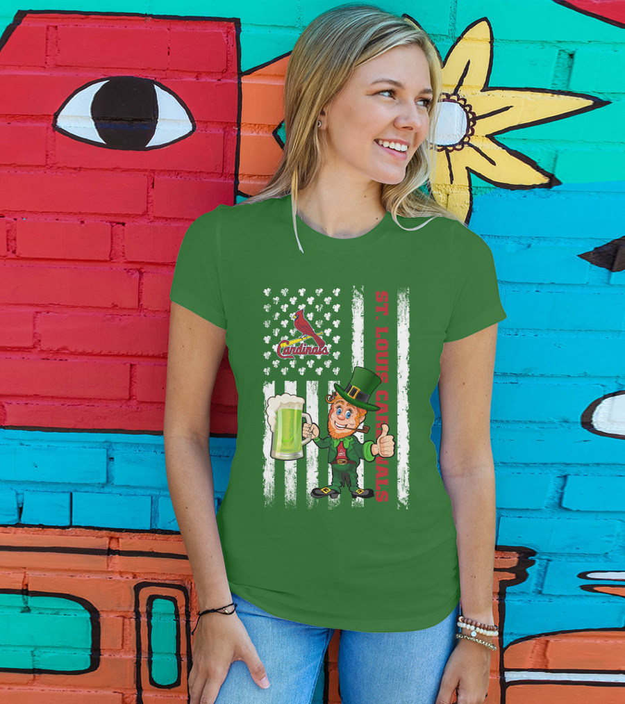 St. Louis Cardinals St Patrick's Day Leprechaun Beer Cheers With Shamrock Flag T-Shirt