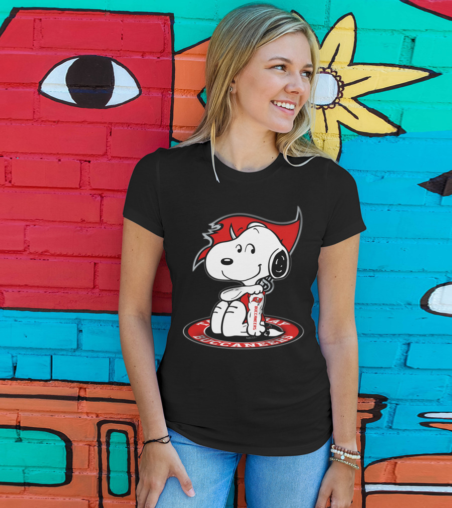 Tampa Bay Buccaneers Snoopy Fan T-Shirt