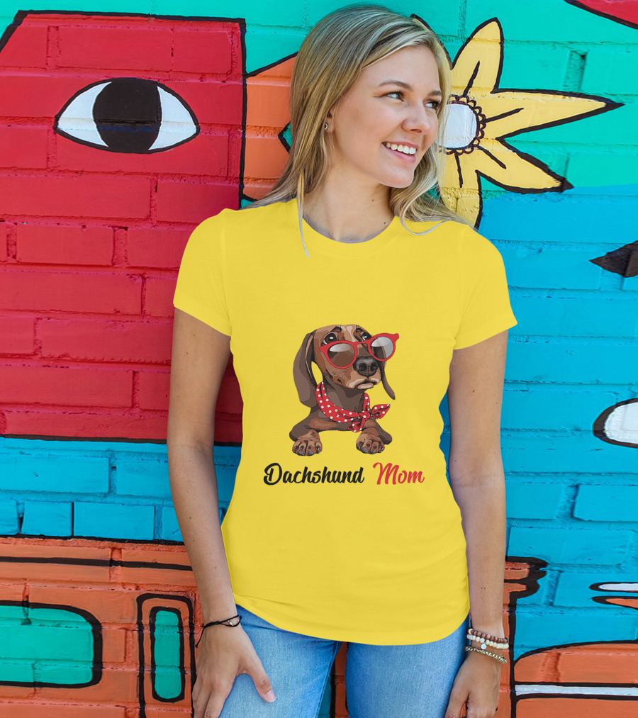 Dachshund Mom Red Glasses And Polka Dot Scarf T-Shirt