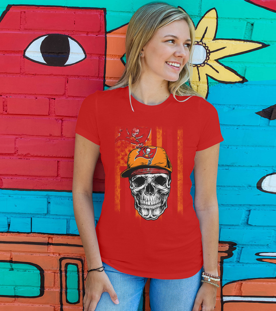 Tampa Bay Buccaneers Skull In Cap With Pirate Flag T-Shirt
