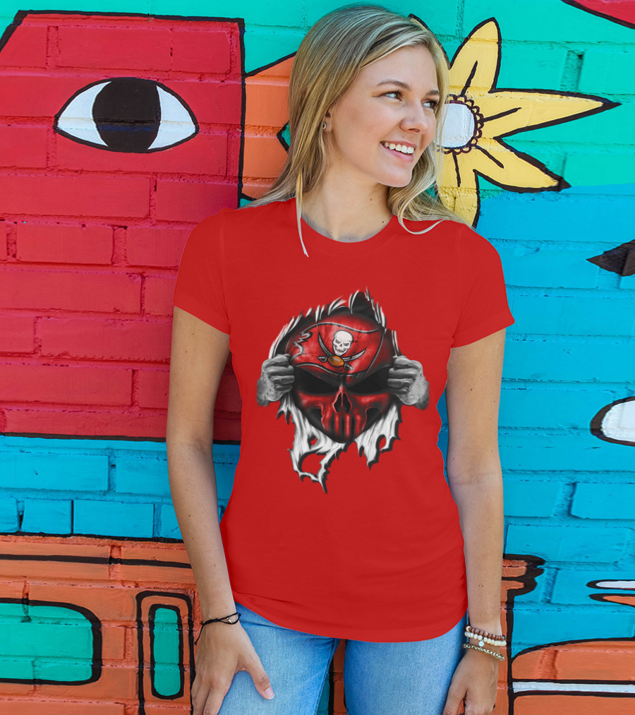 Tampa Bay Buccaneers Skull Face Peeling Back T-Shirt