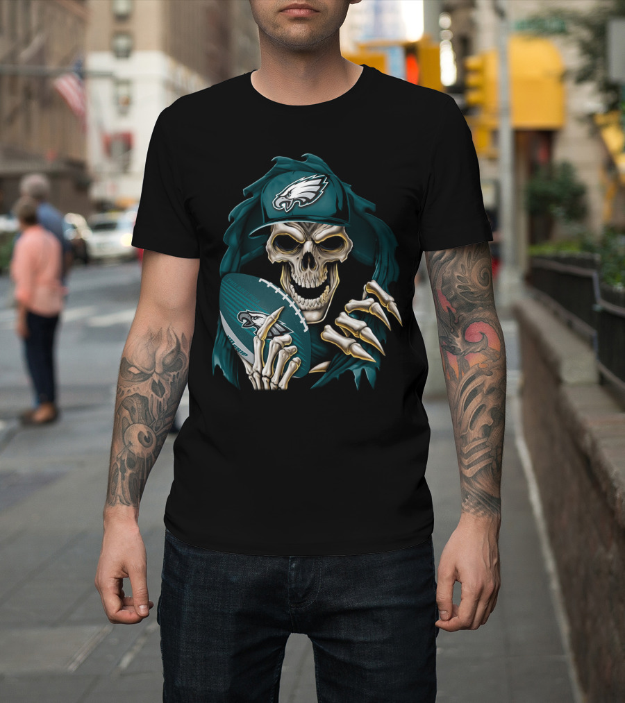 Philadelphia Eagles Skull Holding Football T-Shirt