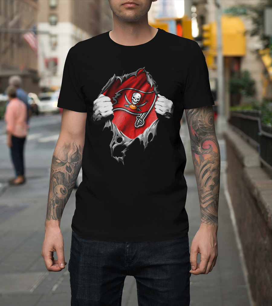 Torn V2 Tampa Bay Buccaneers Skull and Swords Flag T-Shirt