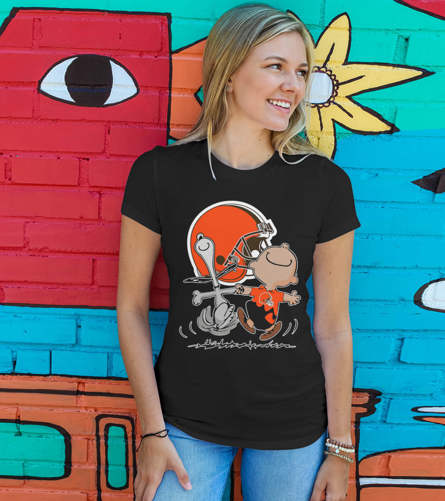 Cleveland Browns 06 Peanuts Dancing With Snoopy And Charlie Brown In Front Of Helmet T-Shirt
