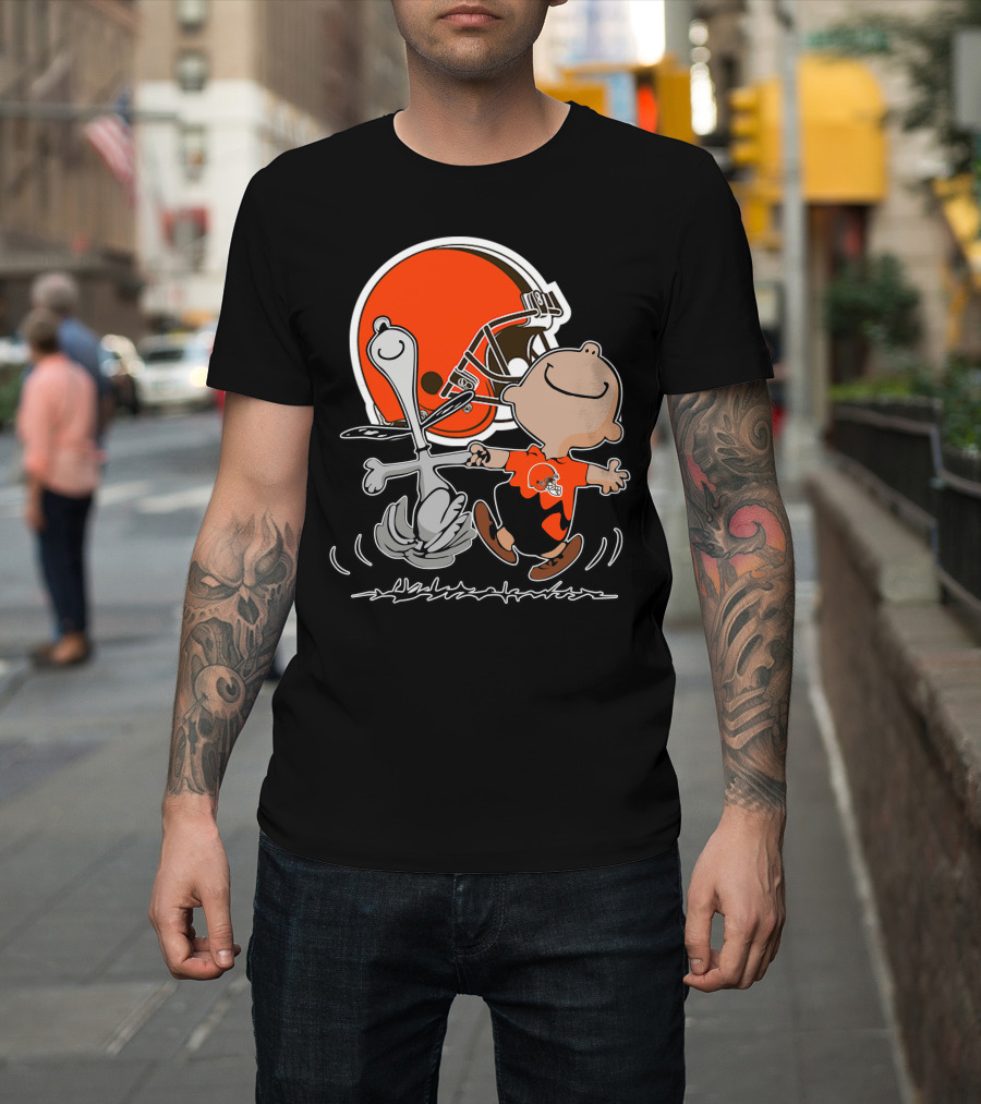 Cleveland Browns 06 Peanuts Dancing With Snoopy And Charlie Brown In Front Of Helmet T-Shirt