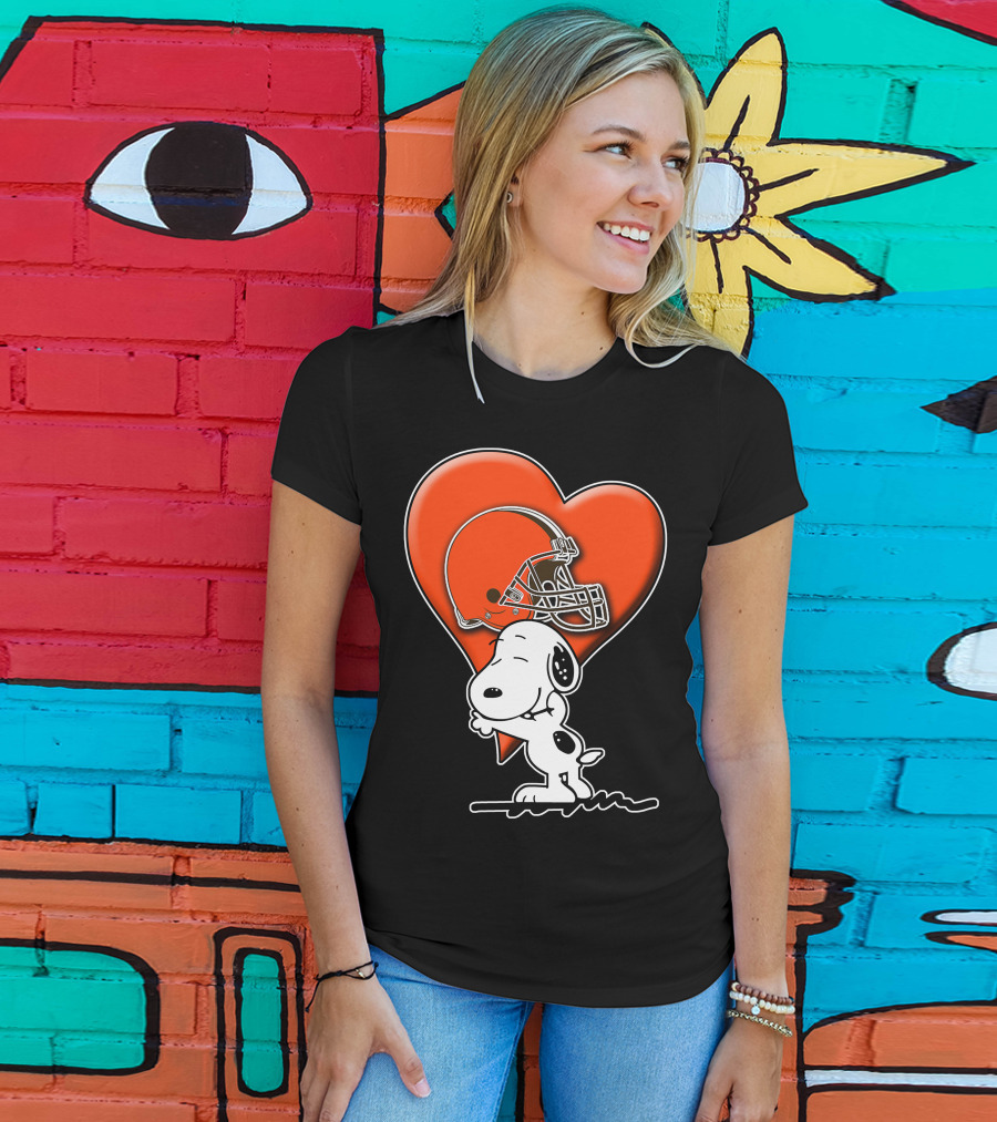 Snp CLEVELAND BROWNS Snoopy Hugging Heart Football Helmet T-Shirt