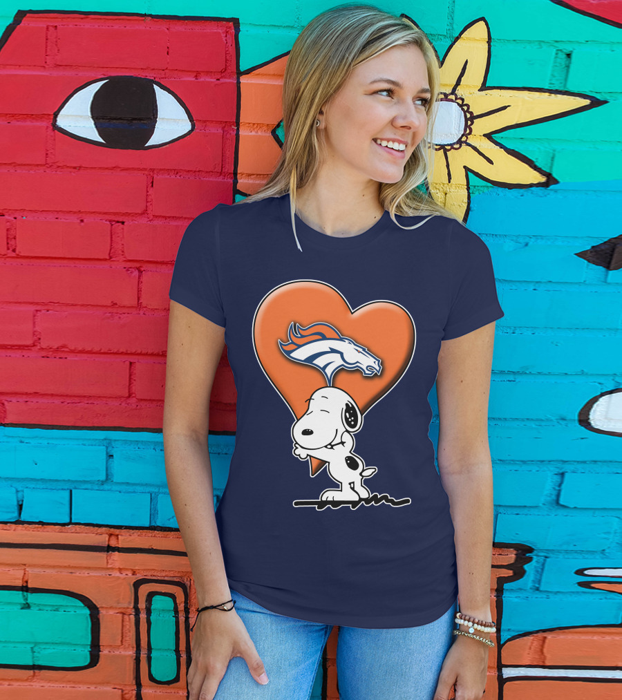 Snp V1 Denver Broncos Snoopy Hugging Heart T-Shirt