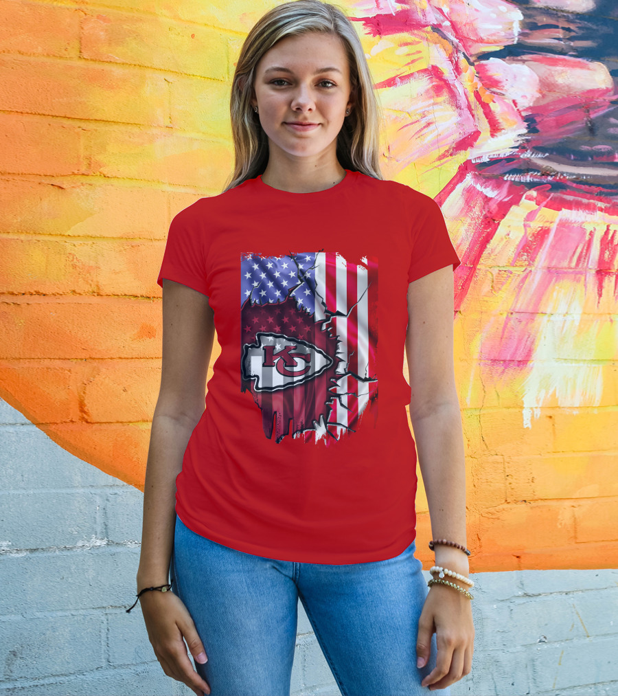 Kansas City Chiefs Logo With American Flag Background T-Shirt