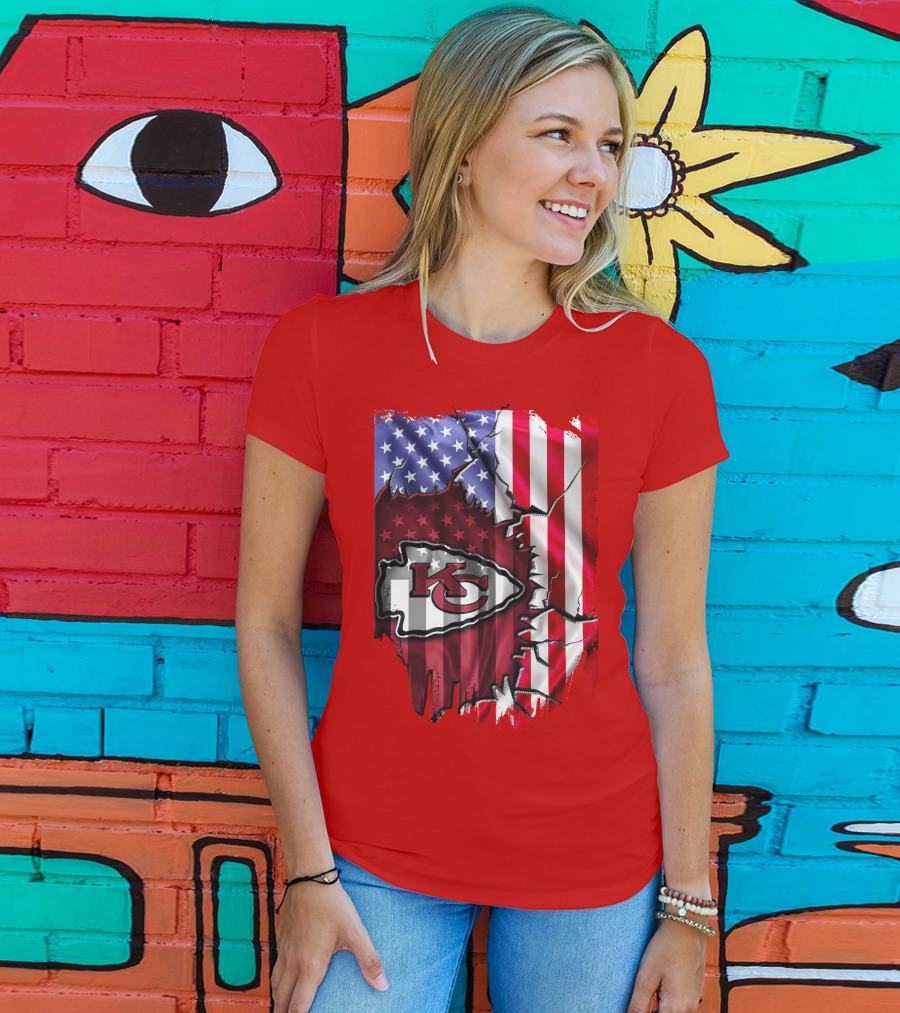 Kansas City Chiefs Logo With American Flag Background T-Shirt