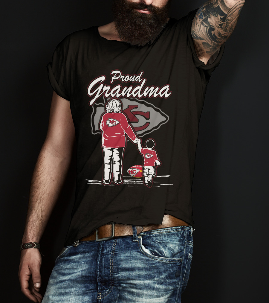 Proud Grandma Kansas City Chiefs With Grandma And Child Holding Hands T-Shirt