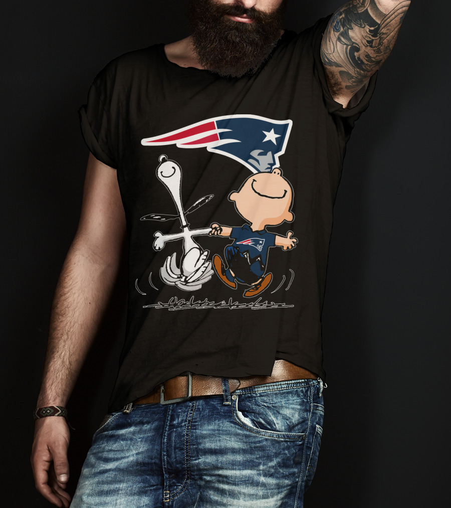 Snoopy And Charlie Brown Dancing With New England Patriots T-Shirt