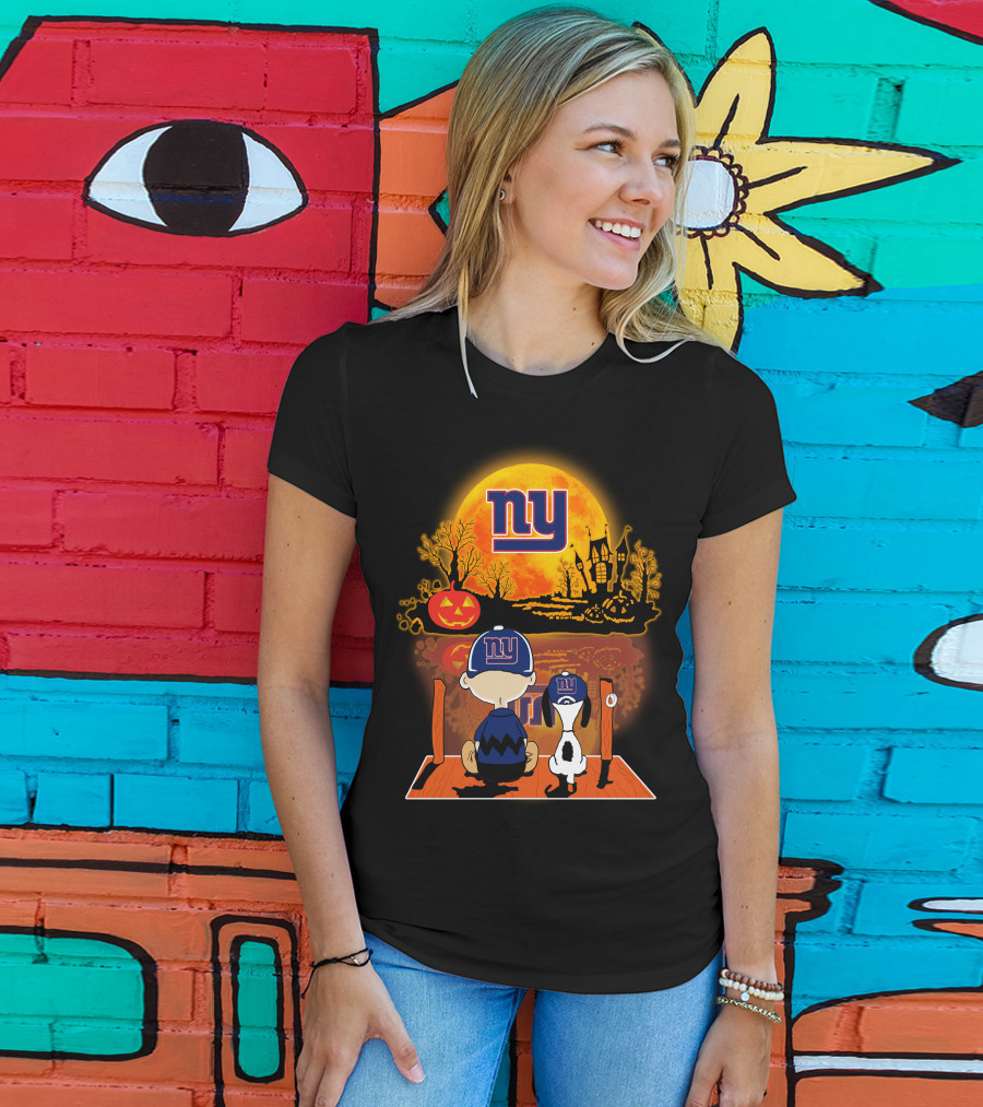 New York Giants Snoopy And Charlie Brown Halloween Pumpkin Scene T-Shirt