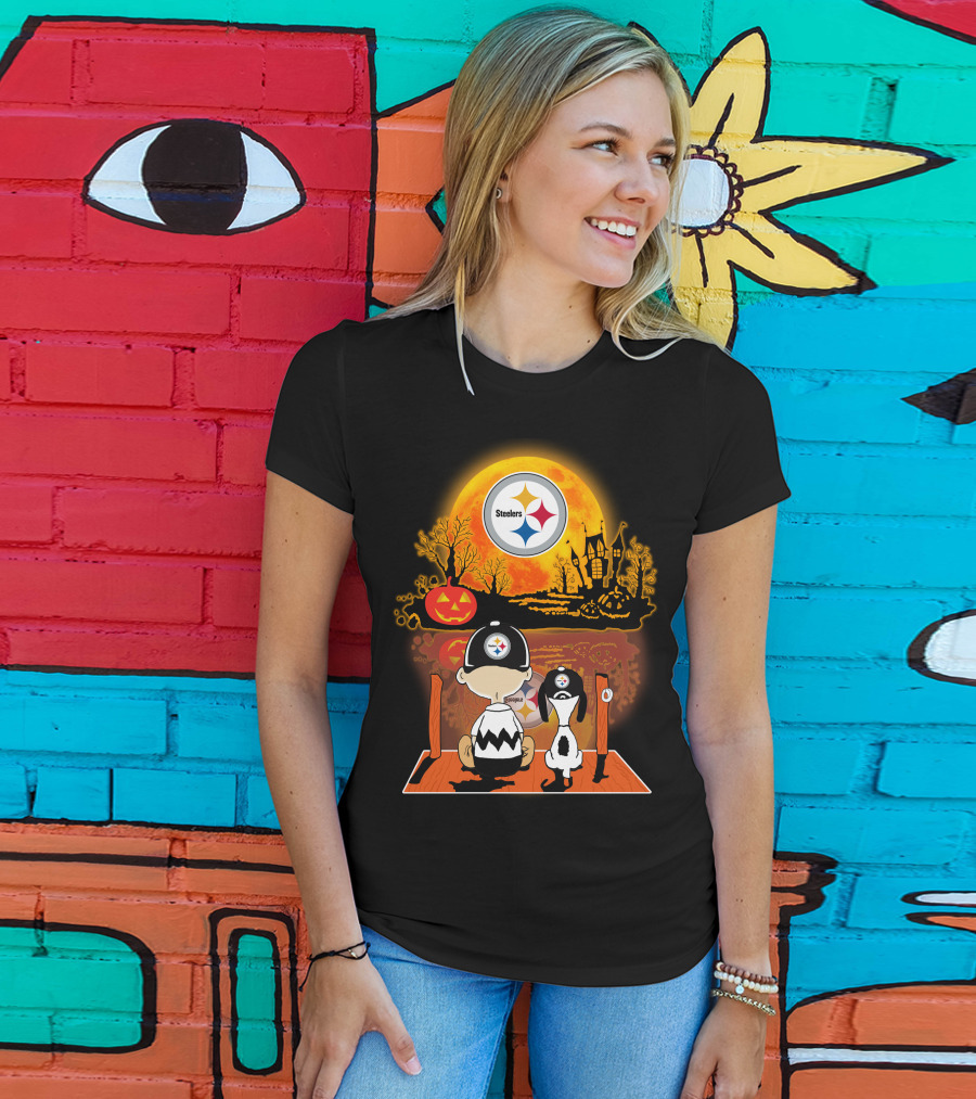 Pittsburgh Steelers Snoopy Charlie Brown Halloween Pumpkin Moon House T-Shirt