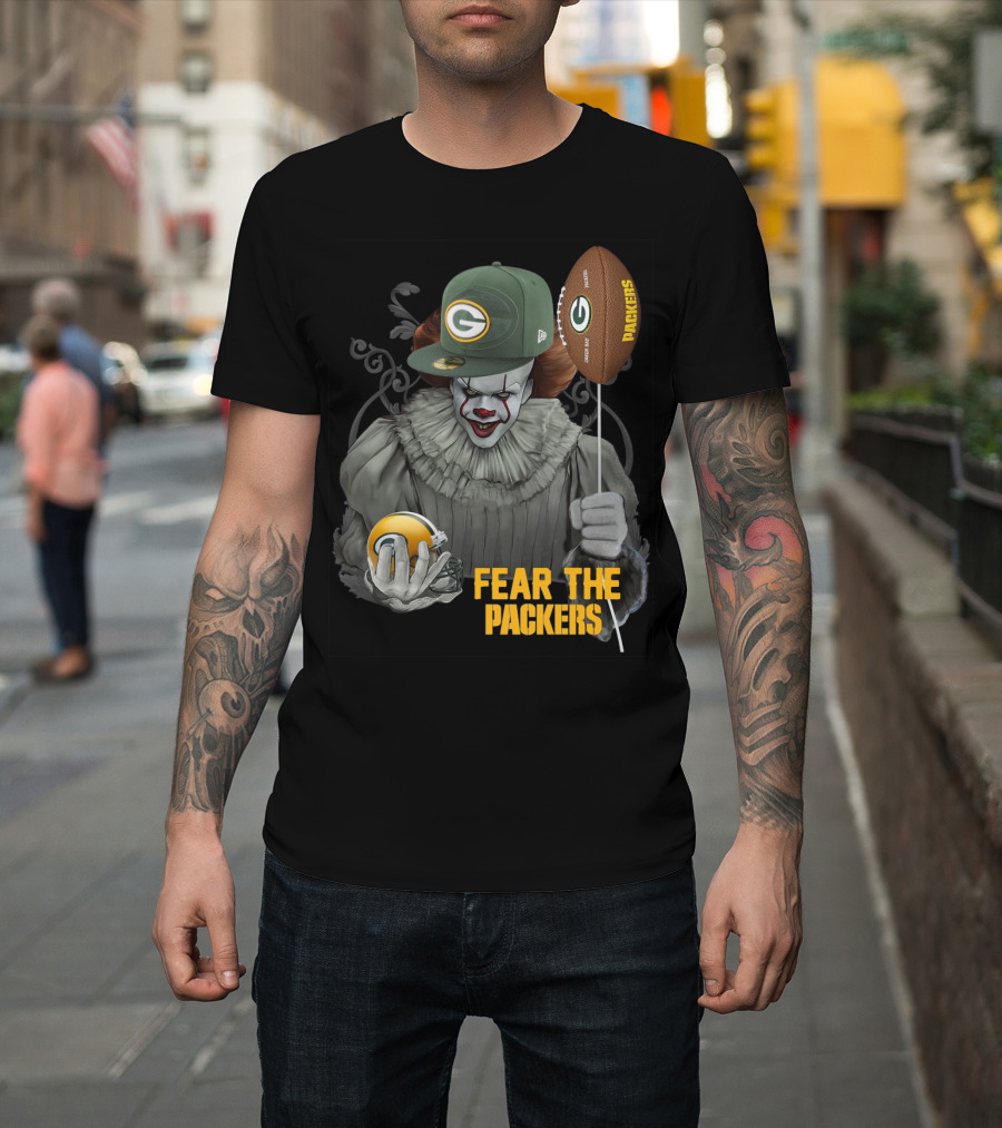 Pennywise Holding Green Bay Packers Balloon And Helmet Fear The Packers T-Shirt