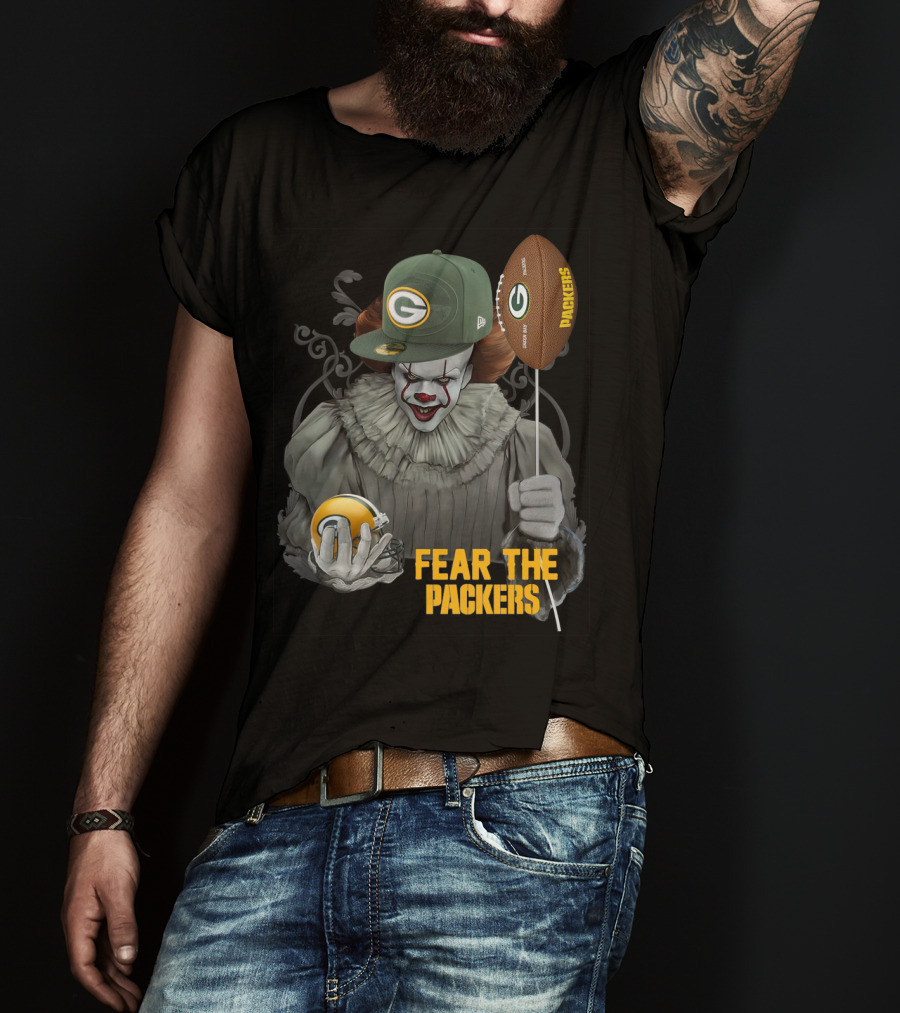 Pennywise Holding Green Bay Packers Balloon And Helmet Fear The Packers T-Shirt
