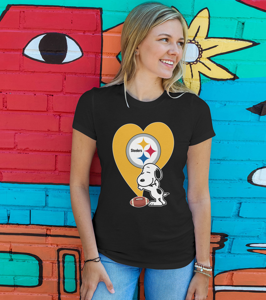 Pittsburgh Steelers Snoopy Hug Heart Football T-Shirt