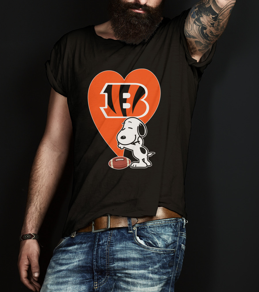 Cincinnati Bengals Snoopy Heart Football Hug T-Shirt