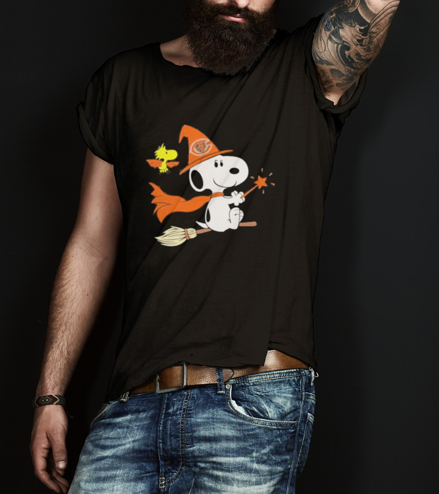 Snoopy Witch Chicago Bears Halloween Flying Broomstick Woodstock T-Shirt