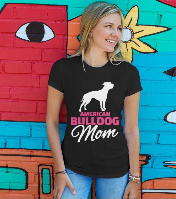 AMERICAN BULLDOG MOM T-Shirt