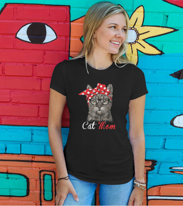 Cat Mom Funny Cat With Glasses And Polka Dot Bandana T-Shirt