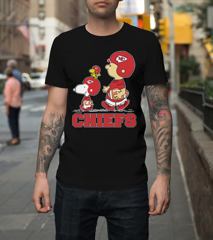 Snoopy Woodstock And Peanuts Characters With Kansas City Chiefs Football Helmets Chiefs Fans T-Shirt