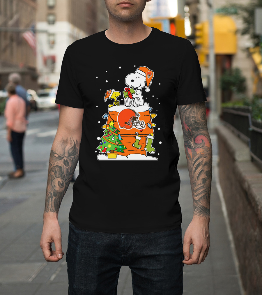 Cleveland Browns Snoopy Christmas Stockings And Tree T-Shirt