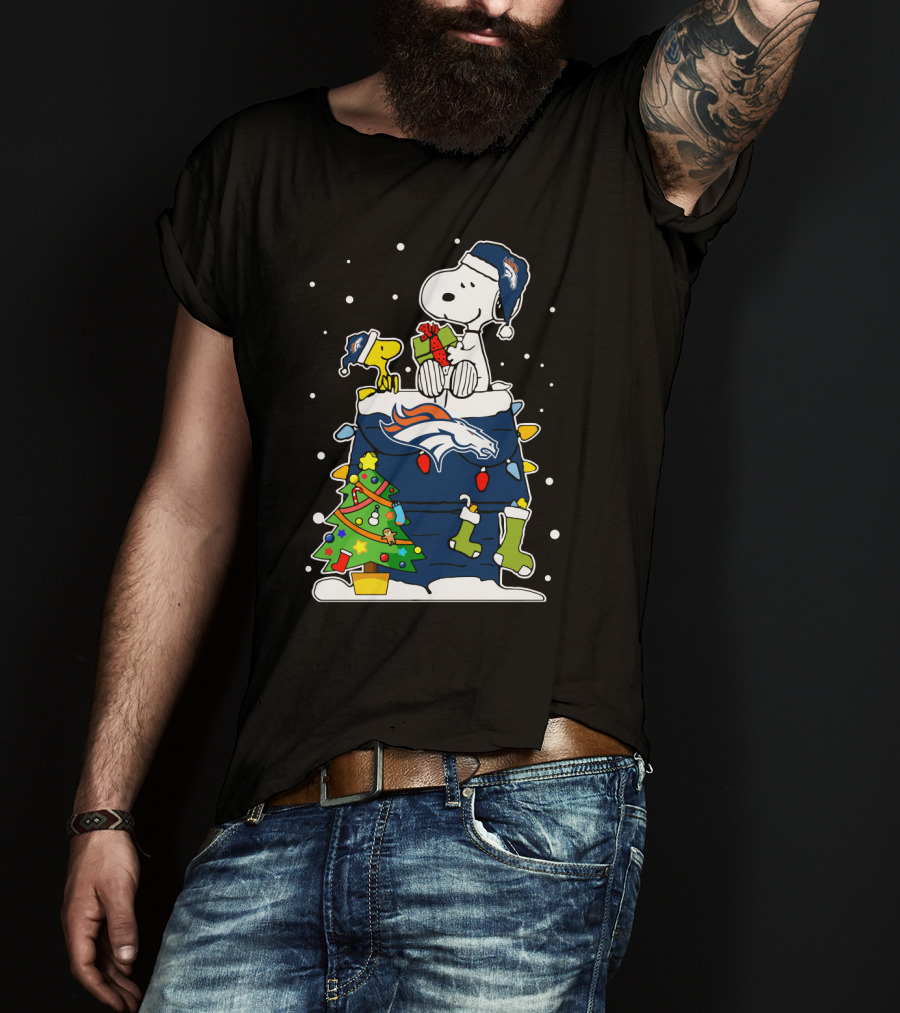 Snoopy Denver Broncos Christmas With Woodstock And Presents T-Shirt
