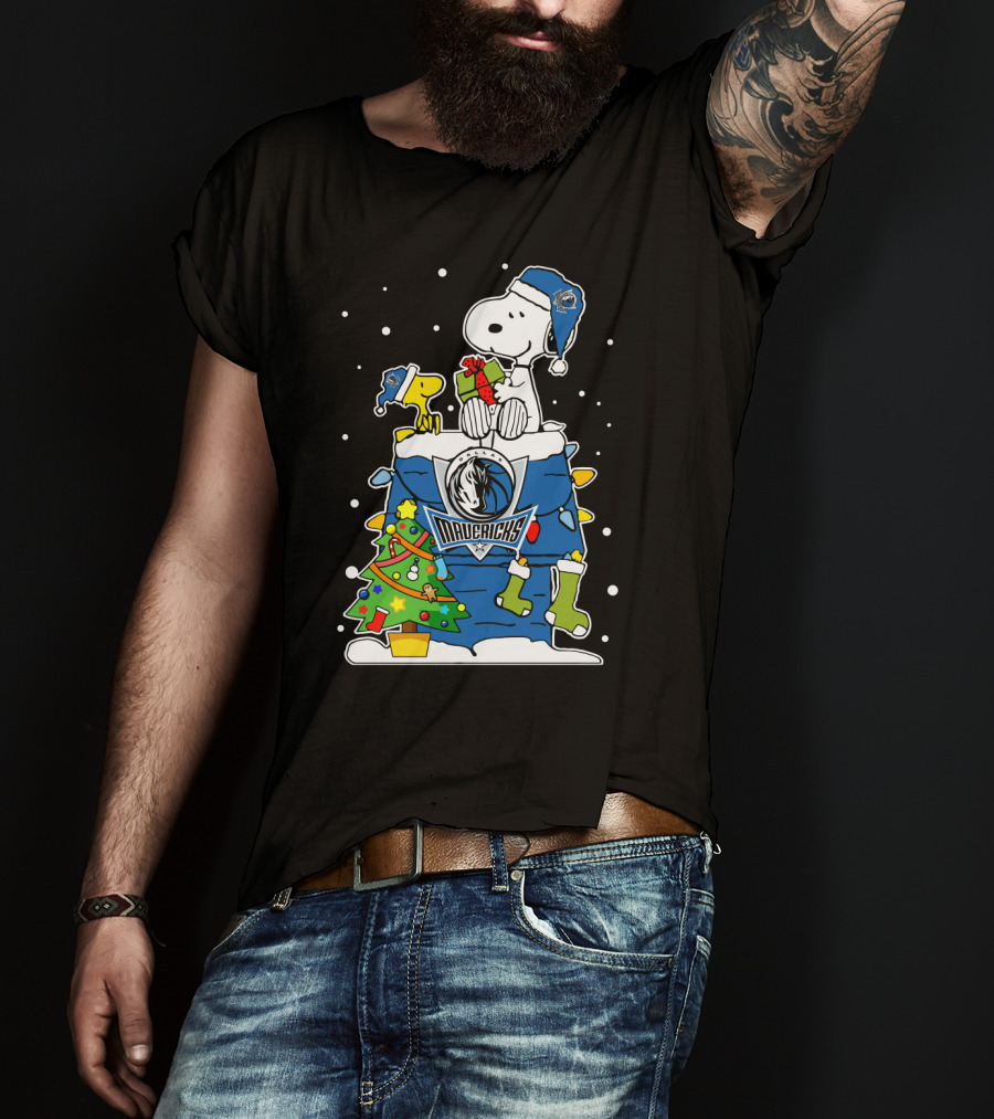 Dallas Mavericks Snoopy Christmas Tree Peanuts Gift Snowy Scene T-Shirt