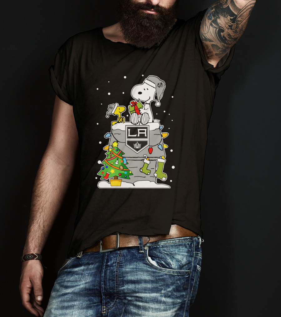 Los Angeles Kings Snoopy And Woodstock Christmas Gift Scene T-Shirt