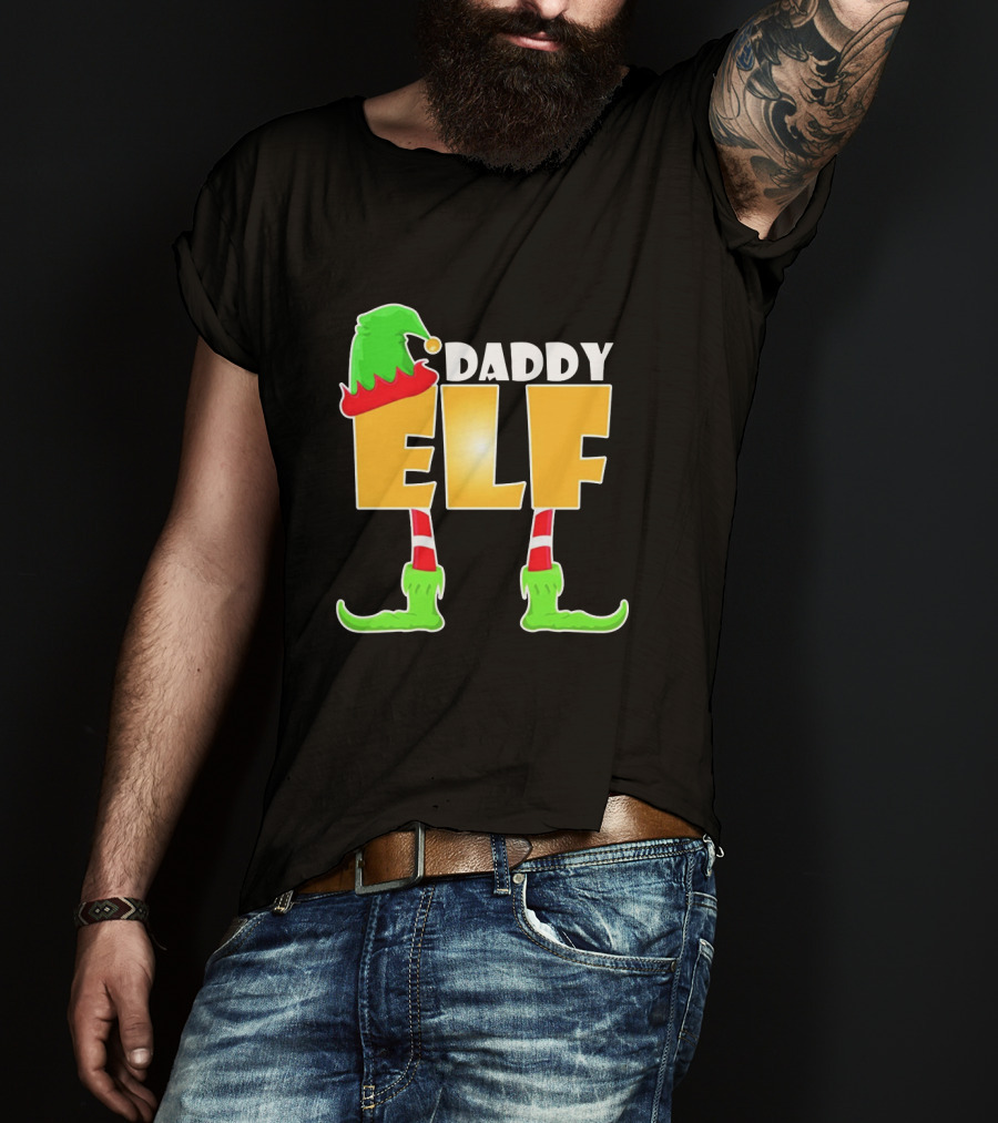 Daddy Elf Christmas Holiday Design With Green Hat And Striped Socks T-Shirt