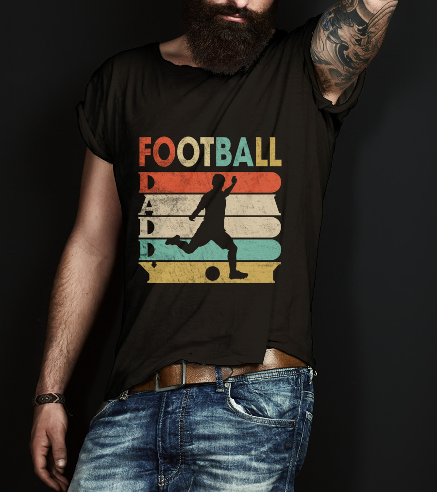 FOOTBALL DADDY Vintage Silhouette Soccer Kicking Retro Stripes T-Shirt