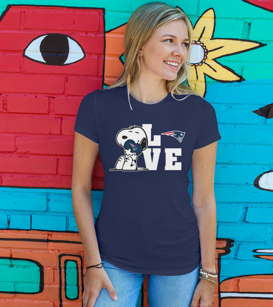 Snoopy Hugging New England Patriots Love T-Shirt