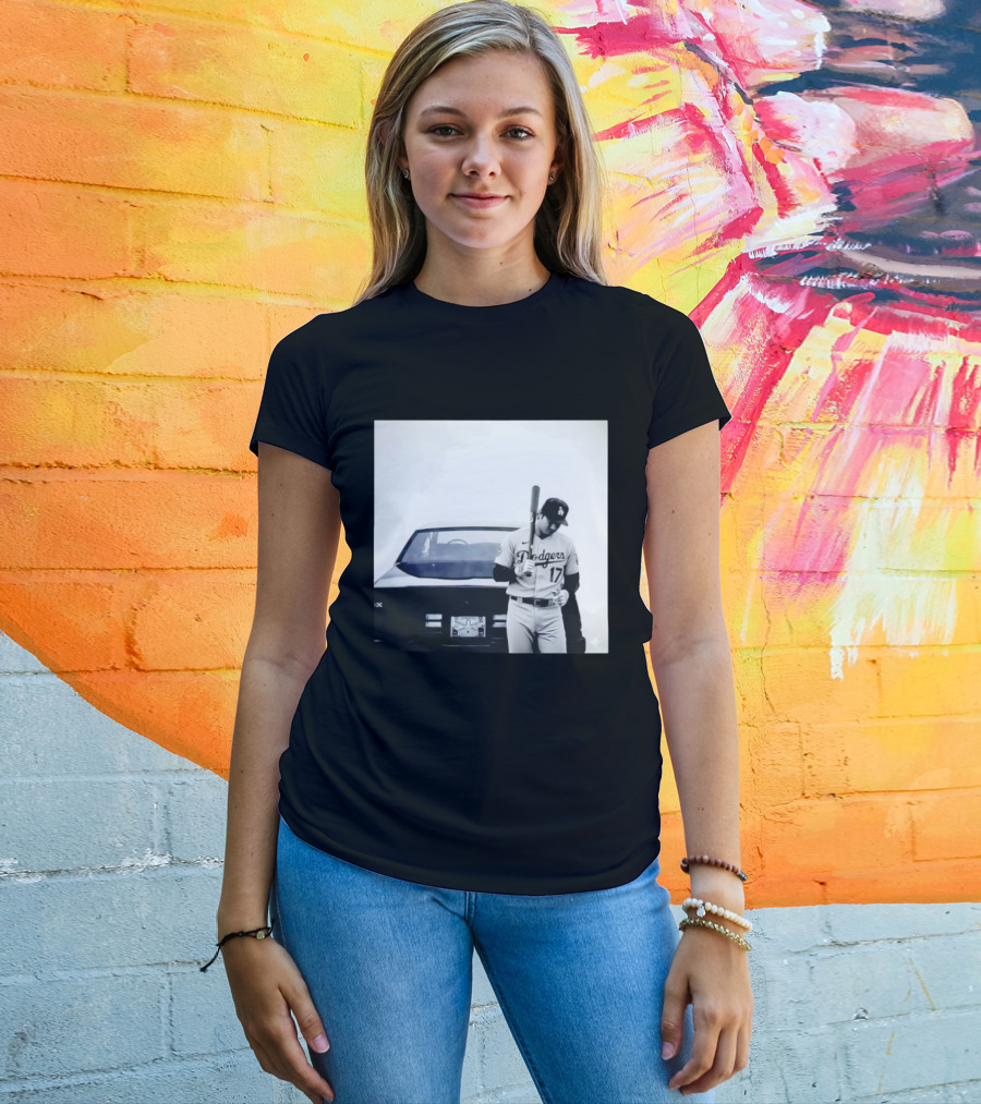Shohei Ohtani Los Angeles Dodgers Baseball Pose Vintage Car Scene T-Shirt