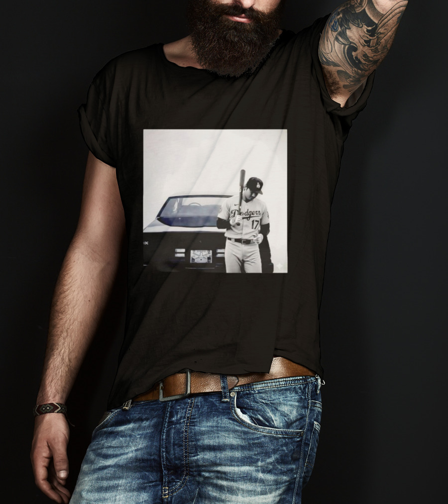 Shohei Ohtani Los Angeles Dodgers Baseball Pose Vintage Car Scene T-Shirt