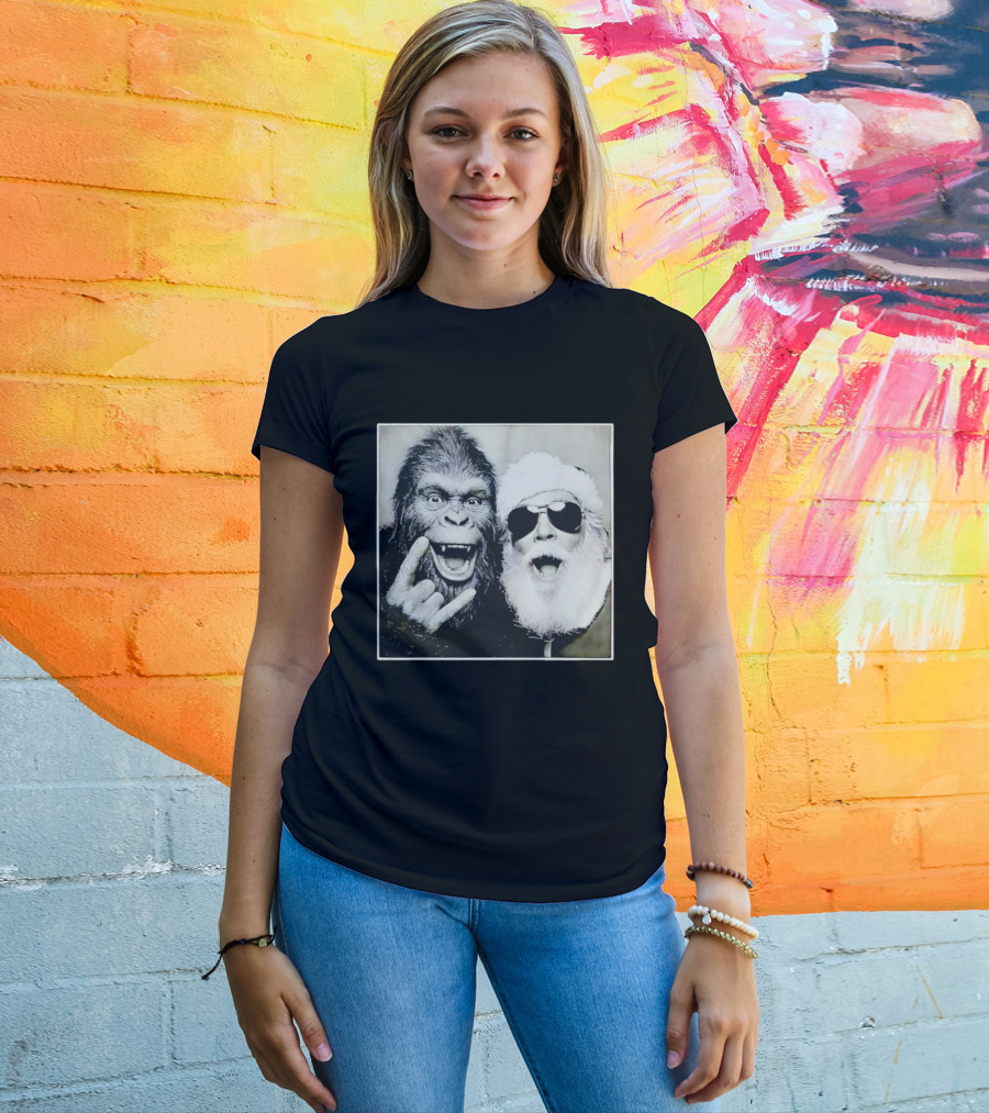 Santa Claus Selfie With Bigfoot Sasquatch Christmas Rock T-Shirt