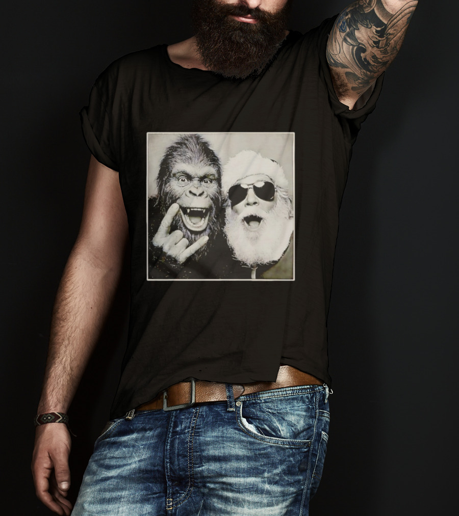 Santa Claus Selfie With Bigfoot Sasquatch Christmas Rock T-Shirt